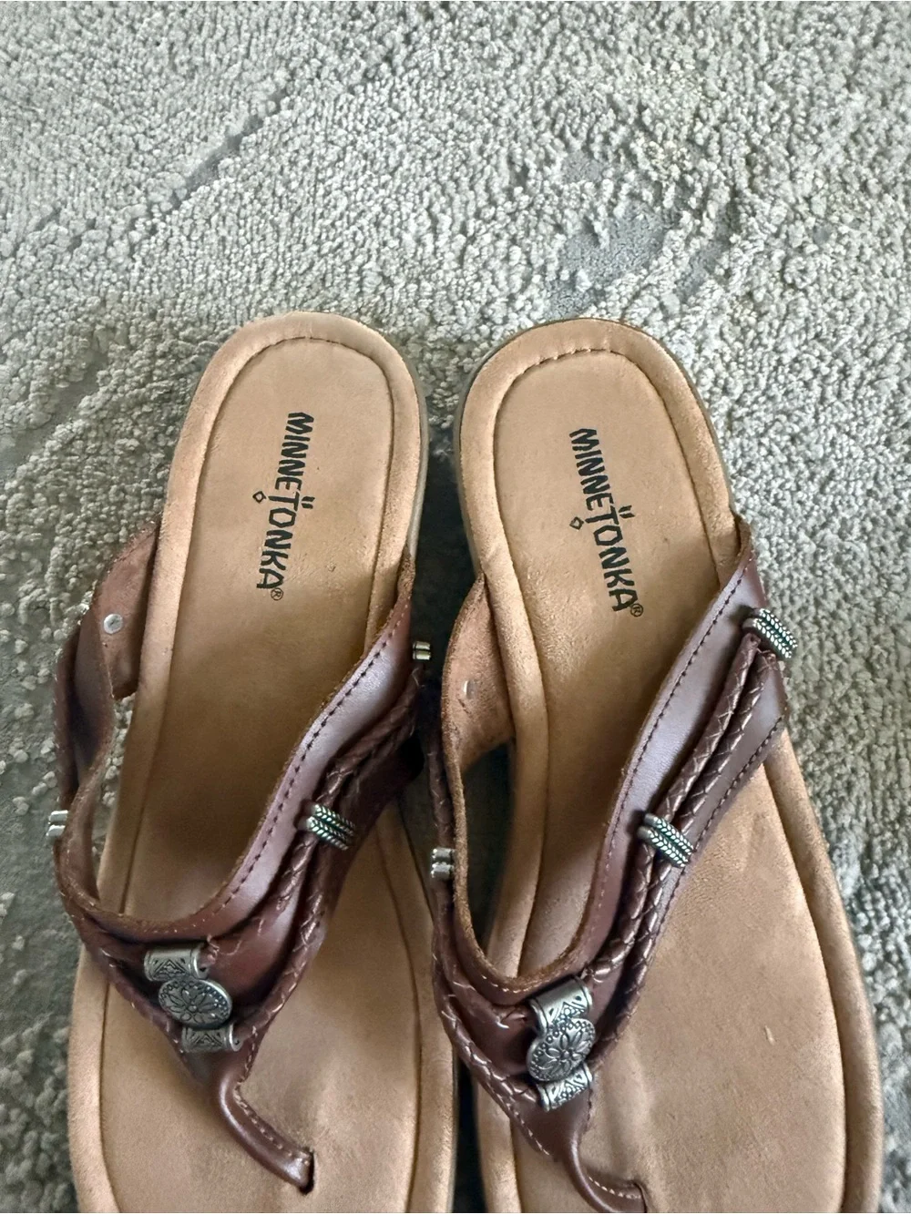 Minnetonka Silverthorne 360 thong sandals brown leather straps silver charms 10